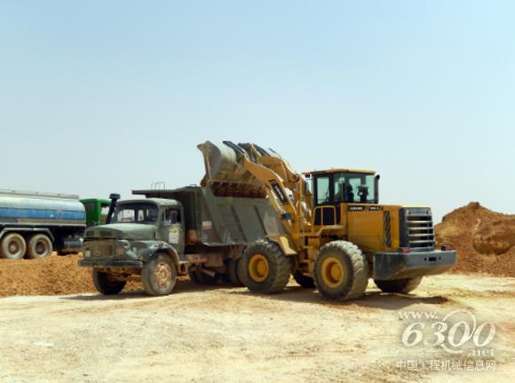 正在伊朗港口铲装沙土作业的<a href=//product.d1cm.com/brand/lovol/ target=_blank>雷沃</a><a href=//product.d1cm.com/zhuangzaiji/ target=_blank>装载机</a>