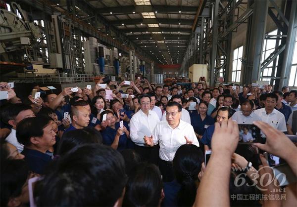 2015年9月23日，李克强在河南考察洛阳<a href=//news.d1cm.com/product target=_blank>矿山机械</a>厂