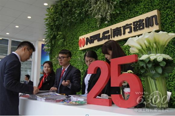 一楼大厅的南方路机整体解决方案体验区,向客户展示了南方路机集破碎、整形、制砂、搅拌、建筑垃圾处理的绿色建材循环产业整体解决方案。