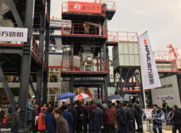 南方路机V7干式制砂演练现场,吸引大批客商