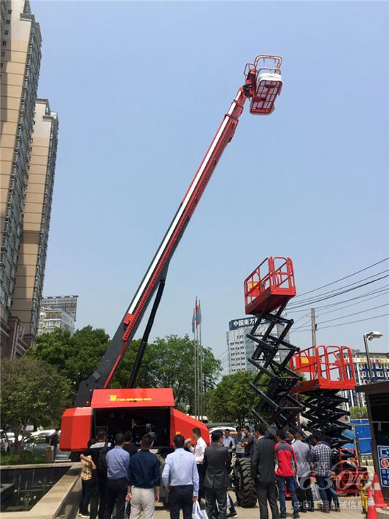 室外样机展示场地人声鼎沸,30米直臂大车(GTBZ30)成为嘉宾参观体验焦点