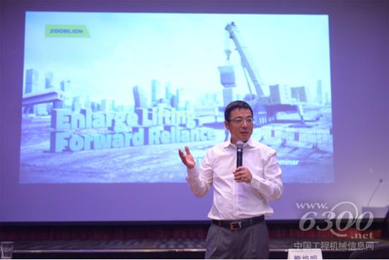 中联重科副总裁、海外公司总经理熊焰明与客户现场交流