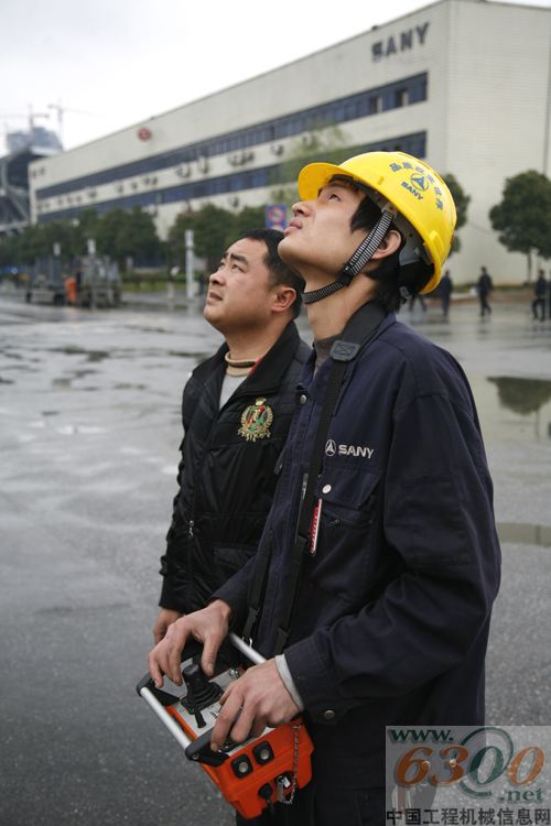 泵车操作手正全神贯注调试设备