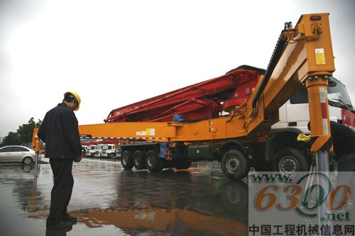 发车仪式上，泵车操作手正在对设备做最后的调试