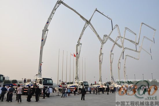 400余名广东客户参观巡展现场，从38米至60米的泵车搅拌车组成了强大的巡展产品阵容