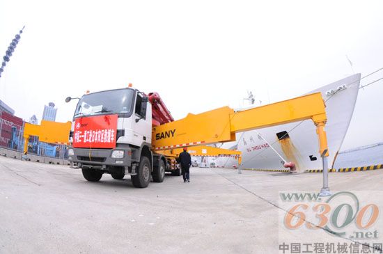 三一重工服务工程师正在对泵车进行全方位检查