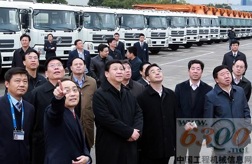 习近平在长沙中联重工科技发展股份有限公司观看工程机械产品展示