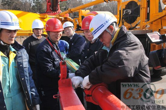 工程师对东京电力操作人员进行培训