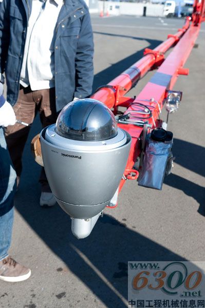 在臂架末端加装360度摄像头,在泵车作业时，可随时看到燃料池的情况