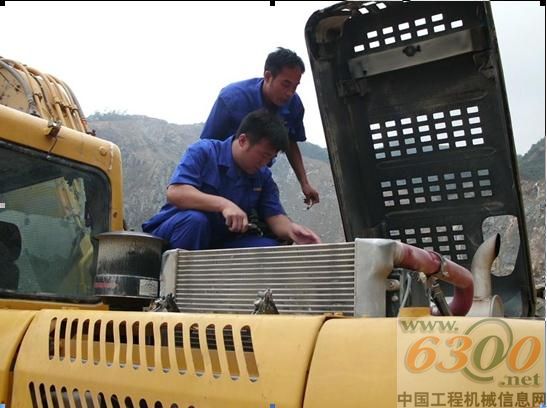 力士德工作人员正在进行维修