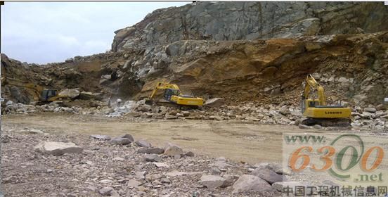 力士德挖机在矿山现场运作