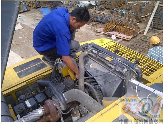 力士德工作人员仔细检修