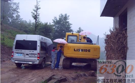 力 士 德 工作人员冒雨维修