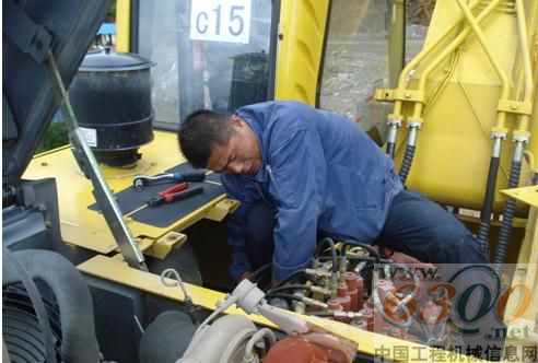 工作人员立即展开维修