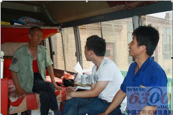 与客户郭老板交谈