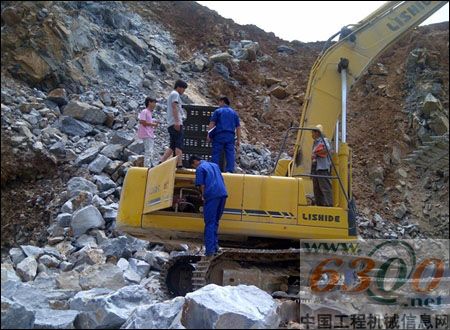 力 士 德,挖掘机,服务