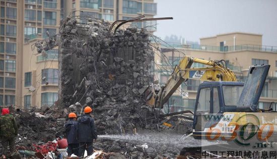 挖掘机 “楼歪歪”