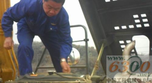 服务人员检修机器