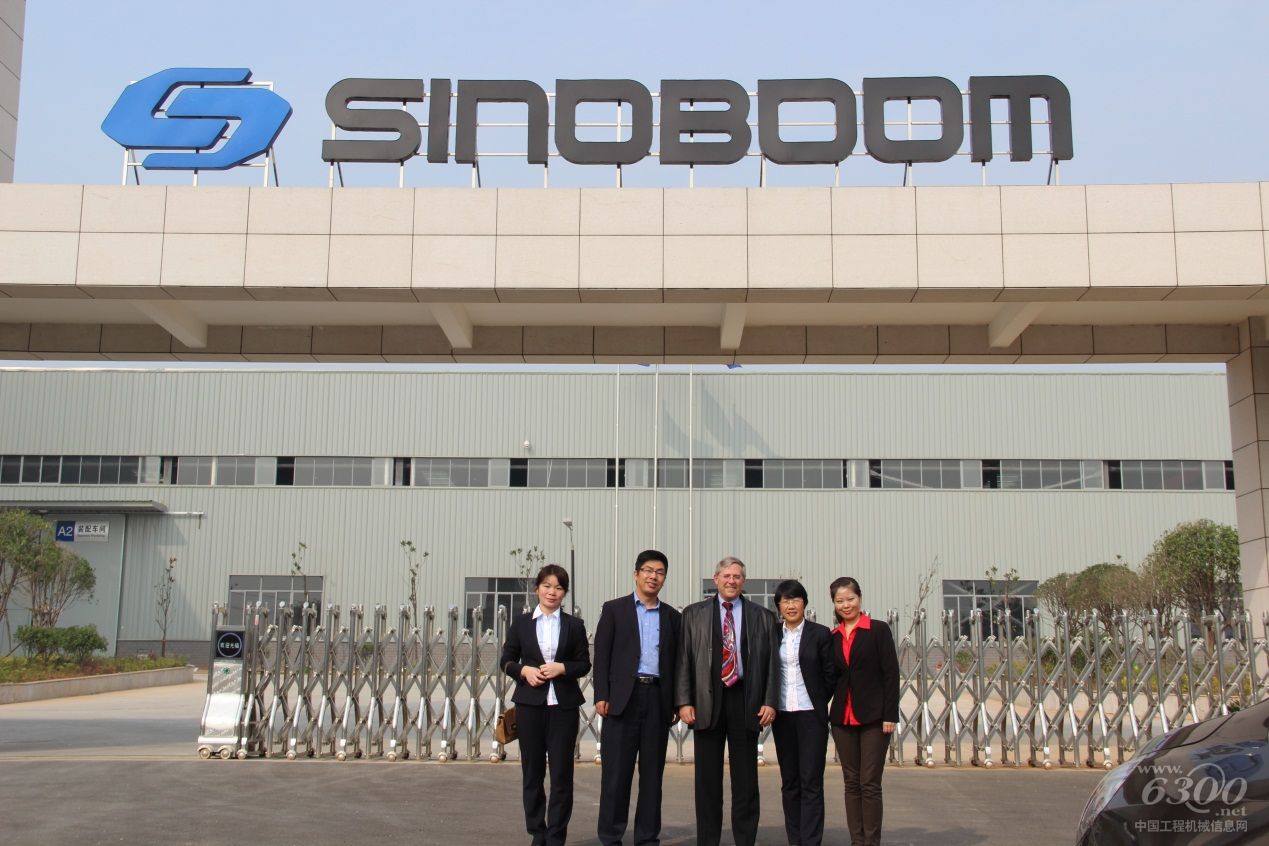 剪叉式高空作业平台-Rex Sprietsma与我司总经理合照